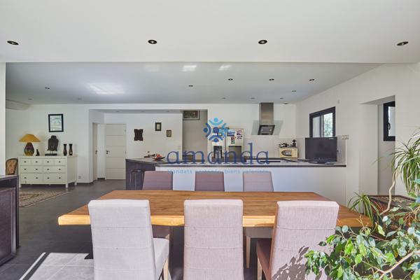 Lumineuse villa contemporaine de 227m2 avec piscine 10x4.5m, jardin 1500m2, double garage