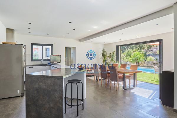 Lumineuse villa contemporaine de 227m2 avec piscine 10x4.5m, jardin 1500m2, double garage
