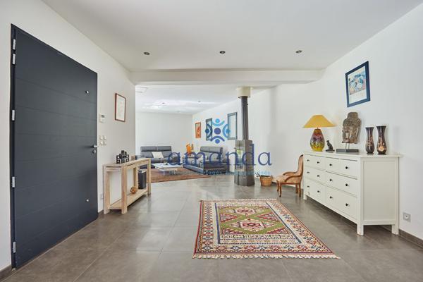 Lumineuse villa contemporaine de 227m2 avec piscine 10x4.5m, jardin 1500m2, double garage