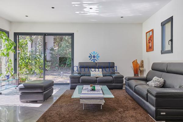 Lumineuse villa contemporaine de 227m2 avec piscine 10x4.5m, jardin 1500m2, double garage