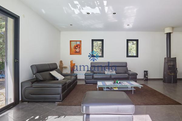 Lumineuse villa contemporaine de 227m2 avec piscine 10x4.5m, jardin 1500m2, double garage