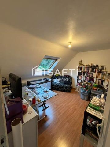 Construite en 2009, cette maison familiale sera vous charmer par ses volume généreux.