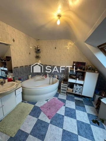 Construite en 2009, cette maison familiale sera vous charmer par ses volume généreux.