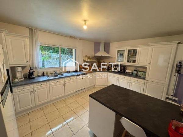 Construite en 2009, cette maison familiale sera vous charmer par ses volume généreux.