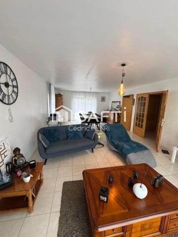 Construite en 2009, cette maison familiale sera vous charmer par ses volume généreux.