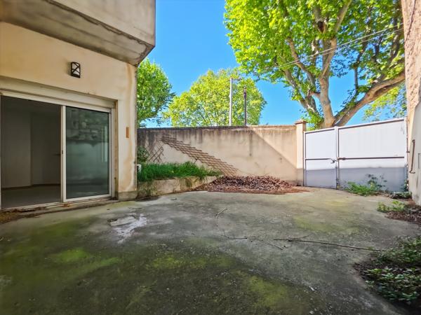 Tarascon (13150) Appartement en rez de chaussée avec cour et parking