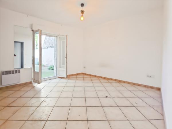 Tarascon (13150) Appartement en rez de chaussée avec cour et parking