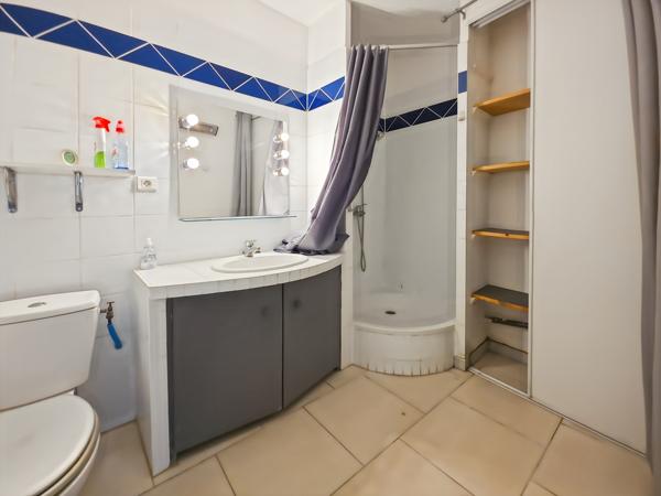 Tarascon (13150) Appartement en rez de chaussée avec cour et parking