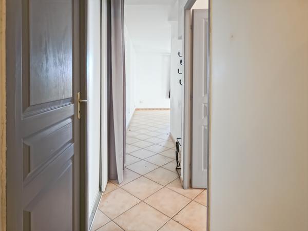 Tarascon (13150) Appartement en rez de chaussée avec cour et parking