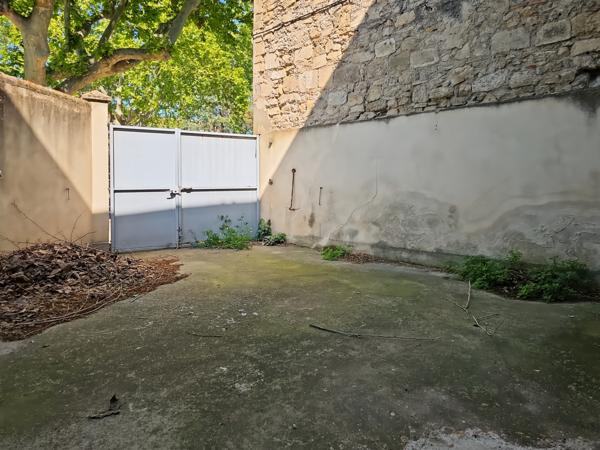 Tarascon (13150) Appartement en rez de chaussée avec cour et parking
