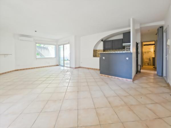 Tarascon (13150) Appartement en rez de chaussée avec cour et parking