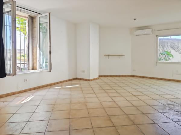 Tarascon (13150) Appartement en rez de chaussée avec cour et parking