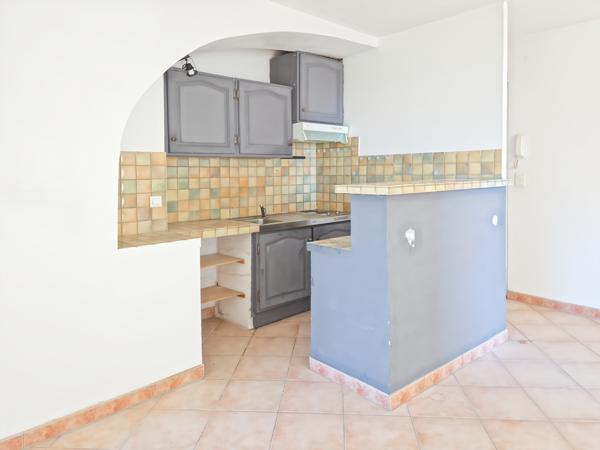 Tarascon (13150) Appartement en rez de chaussée avec cour et parking