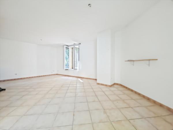 Tarascon (13150) Appartement en rez de chaussée avec cour et parking