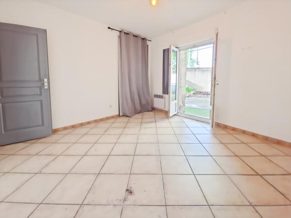 Tarascon (13150) Appartement en rez de chaussée avec cour et parking