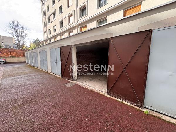 ISSY LES MOULINEAUX - CENTRE VILLE - BOX fermé sur cour