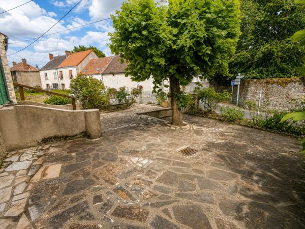 Maison de caractère avec dépendances et terrain Lussac les Eglises