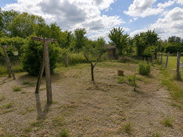 Maison de caractère avec dépendances et terrain Lussac les Eglises