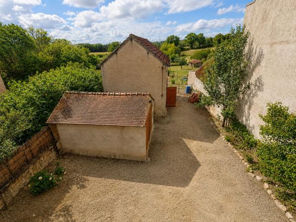 Maison de caractère avec dépendances et terrain Lussac les Eglises