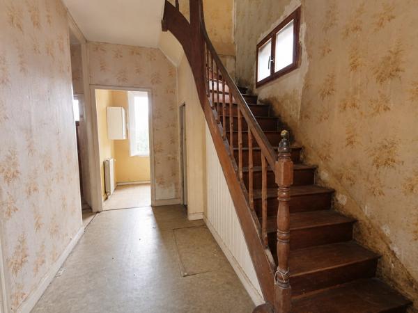 Maison de caractère avec dépendances et terrain Lussac les Eglises