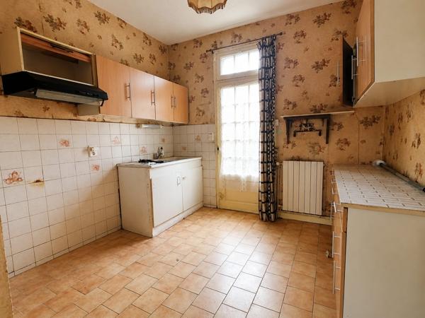Maison de caractère avec dépendances et terrain Lussac les Eglises