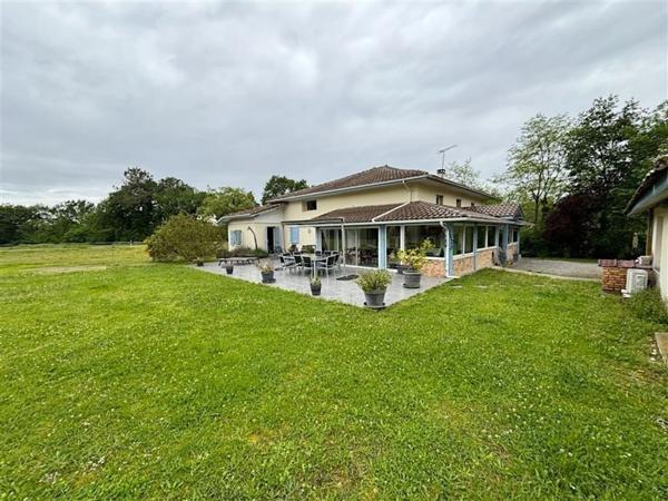 Grande maison de caractère totalement rénovée avec studio indépendant, grange et terrain idéal pour des chevaux à LAMOTHE