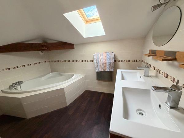 Grande maison de caractère totalement rénovée avec studio indépendant, grange et terrain idéal pour des chevaux à LAMOTHE