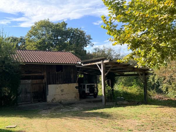 Grande maison de caractère totalement rénovée avec studio indépendant, grange et terrain idéal pour des chevaux à LAMOTHE
