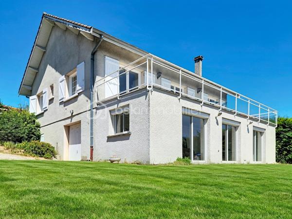 Découvrez cette charmante maison à Miribel, conjuguant espace et confort. Nichée dans un cadre paisible tout en étant proche des commodités urbaines, cette propriété de 135m² vous promet une qualité de vie exceptionnelle.

Cette belle propriété située dans une impasse, a été construite en 1979 avec une vue PANORAMIQUE + un SOUS SOL COMPLET dont un STUDIO sur une parcelle de TERRAIN DE 2 700 m2 

Une grande entrée avec couloir desservant les différents espaces

une cuisine indépendante avec porte-fenêtre donnant un accès direct à une GRANDE TERRASSE

un Salon/Salle à manger avec sa cheminée avec 2 portes-fenêtres donnant sur la terrasse 

3 chambres avec parquet et placard mural

une salle de bain avec fenêtre et placard mural

un WC indépendant

Huisseries Bois : double vitrage , volets bois

Système de chauffage et production d'eau chaude : Chauffage central fioul + cheminée

SOUS SOL sur dalle brute avec fenêtres comprenant un GRAND GARAGE et un STUDIO carrelé (entrée indépendante), avec cuisine ouverte équipée, douche à l'italienne et 3 baies vitrées aluminium avec volets roulants électriques PVC donnant sur le terrain, idéal pour un ADO ou pour LOUER

N'hésitez pas à me contacter pour la VISITER !

Les informations sur les risques auxquels ce bien est exposé sont disponibles sur le site Géorisques: