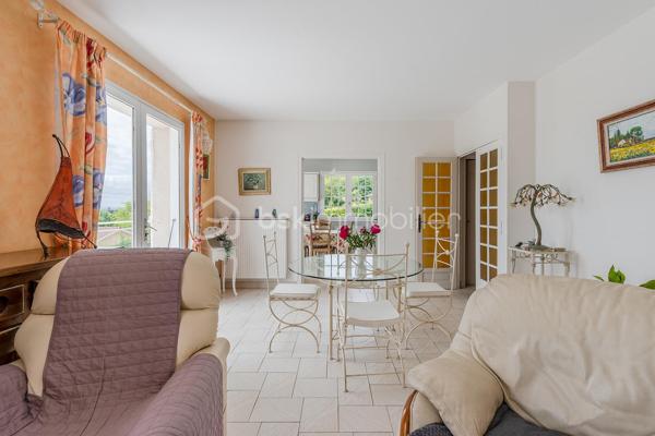 Découvrez cette charmante maison à Miribel, conjuguant espace et confort. Nichée dans un cadre paisible tout en étant proche des commodités urbaines, cette propriété de 135m² vous promet une qualité de vie exceptionnelle.

Cette belle propriété située dans une impasse, a été construite en 1979 avec une vue PANORAMIQUE + un SOUS SOL COMPLET dont un STUDIO sur une parcelle de TERRAIN DE 2 700 m2 

Une grande entrée avec couloir desservant les différents espaces

une cuisine indépendante avec porte-fenêtre donnant un accès direct à une GRANDE TERRASSE

un Salon/Salle à manger avec sa cheminée avec 2 portes-fenêtres donnant sur la terrasse 

3 chambres avec parquet et placard mural

une salle de bain avec fenêtre et placard mural

un WC indépendant

Huisseries Bois : double vitrage , volets bois

Système de chauffage et production d'eau chaude : Chauffage central fioul + cheminée

SOUS SOL sur dalle brute avec fenêtres comprenant un GRAND GARAGE et un STUDIO carrelé (entrée indépendante), avec cuisine ouverte équipée, douche à l'italienne et 3 baies vitrées aluminium avec volets roulants électriques PVC donnant sur le terrain, idéal pour un ADO ou pour LOUER

N'hésitez pas à me contacter pour la VISITER !

Les informations sur les risques auxquels ce bien est exposé sont disponibles sur le site Géorisques: