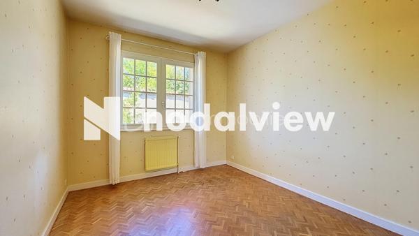 Découvrez cette charmante maison à Miribel, conjuguant espace et confort. Nichée dans un cadre paisible tout en étant proche des commodités urbaines, cette propriété de 135m² vous promet une qualité de vie exceptionnelle.

Cette belle propriété située dans une impasse, a été construite en 1979 avec une vue PANORAMIQUE + un SOUS SOL COMPLET dont un STUDIO sur une parcelle de TERRAIN DE 2 700 m2 

Une grande entrée avec couloir desservant les différents espaces

une cuisine indépendante avec porte-fenêtre donnant un accès direct à une GRANDE TERRASSE

un Salon/Salle à manger avec sa cheminée avec 2 portes-fenêtres donnant sur la terrasse 

3 chambres avec parquet et placard mural

une salle de bain avec fenêtre et placard mural

un WC indépendant

Huisseries Bois : double vitrage , volets bois

Système de chauffage et production d'eau chaude : Chauffage central fioul + cheminée

SOUS SOL sur dalle brute avec fenêtres comprenant un GRAND GARAGE et un STUDIO carrelé (entrée indépendante), avec cuisine ouverte équipée, douche à l'italienne et 3 baies vitrées aluminium avec volets roulants électriques PVC donnant sur le terrain, idéal pour un ADO ou pour LOUER

N'hésitez pas à me contacter pour la VISITER !

Les informations sur les risques auxquels ce bien est exposé sont disponibles sur le site Géorisques: