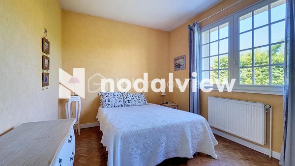 Découvrez cette charmante maison à Miribel, conjuguant espace et confort. Nichée dans un cadre paisible tout en étant proche des commodités urbaines, cette propriété de 135m² vous promet une qualité de vie exceptionnelle.

Cette belle propriété située dans une impasse, a été construite en 1979 avec une vue PANORAMIQUE + un SOUS SOL COMPLET dont un STUDIO sur une parcelle de TERRAIN DE 2 700 m2 

Une grande entrée avec couloir desservant les différents espaces

une cuisine indépendante avec porte-fenêtre donnant un accès direct à une GRANDE TERRASSE

un Salon/Salle à manger avec sa cheminée avec 2 portes-fenêtres donnant sur la terrasse 

3 chambres avec parquet et placard mural

une salle de bain avec fenêtre et placard mural

un WC indépendant

Huisseries Bois : double vitrage , volets bois

Système de chauffage et production d'eau chaude : Chauffage central fioul + cheminée

SOUS SOL sur dalle brute avec fenêtres comprenant un GRAND GARAGE et un STUDIO carrelé (entrée indépendante), avec cuisine ouverte équipée, douche à l'italienne et 3 baies vitrées aluminium avec volets roulants électriques PVC donnant sur le terrain, idéal pour un ADO ou pour LOUER

N'hésitez pas à me contacter pour la VISITER !

Les informations sur les risques auxquels ce bien est exposé sont disponibles sur le site Géorisques: