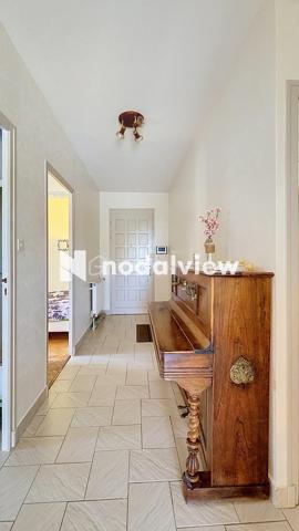 Découvrez cette charmante maison à Miribel, conjuguant espace et confort. Nichée dans un cadre paisible tout en étant proche des commodités urbaines, cette propriété de 135m² vous promet une qualité de vie exceptionnelle.

Cette belle propriété située dans une impasse, a été construite en 1979 avec une vue PANORAMIQUE + un SOUS SOL COMPLET dont un STUDIO sur une parcelle de TERRAIN DE 2 700 m2 

Une grande entrée avec couloir desservant les différents espaces

une cuisine indépendante avec porte-fenêtre donnant un accès direct à une GRANDE TERRASSE

un Salon/Salle à manger avec sa cheminée avec 2 portes-fenêtres donnant sur la terrasse 

3 chambres avec parquet et placard mural

une salle de bain avec fenêtre et placard mural

un WC indépendant

Huisseries Bois : double vitrage , volets bois

Système de chauffage et production d'eau chaude : Chauffage central fioul + cheminée

SOUS SOL sur dalle brute avec fenêtres comprenant un GRAND GARAGE et un STUDIO carrelé (entrée indépendante), avec cuisine ouverte équipée, douche à l'italienne et 3 baies vitrées aluminium avec volets roulants électriques PVC donnant sur le terrain, idéal pour un ADO ou pour LOUER

N'hésitez pas à me contacter pour la VISITER !

Les informations sur les risques auxquels ce bien est exposé sont disponibles sur le site Géorisques: