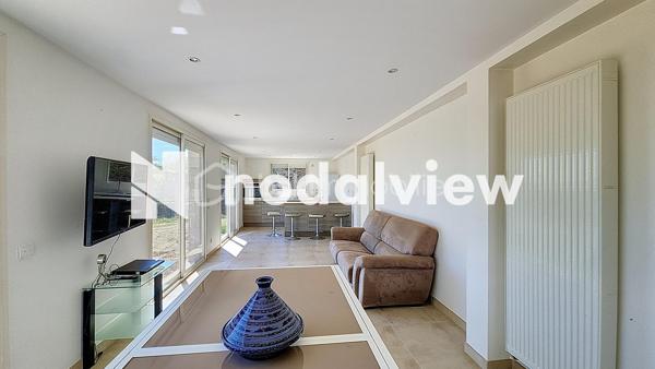 Découvrez cette charmante maison à Miribel, conjuguant espace et confort. Nichée dans un cadre paisible tout en étant proche des commodités urbaines, cette propriété de 135m² vous promet une qualité de vie exceptionnelle.

Cette belle propriété située dans une impasse, a été construite en 1979 avec une vue PANORAMIQUE + un SOUS SOL COMPLET dont un STUDIO sur une parcelle de TERRAIN DE 2 700 m2 

Une grande entrée avec couloir desservant les différents espaces

une cuisine indépendante avec porte-fenêtre donnant un accès direct à une GRANDE TERRASSE

un Salon/Salle à manger avec sa cheminée avec 2 portes-fenêtres donnant sur la terrasse 

3 chambres avec parquet et placard mural

une salle de bain avec fenêtre et placard mural

un WC indépendant

Huisseries Bois : double vitrage , volets bois

Système de chauffage et production d'eau chaude : Chauffage central fioul + cheminée

SOUS SOL sur dalle brute avec fenêtres comprenant un GRAND GARAGE et un STUDIO carrelé (entrée indépendante), avec cuisine ouverte équipée, douche à l'italienne et 3 baies vitrées aluminium avec volets roulants électriques PVC donnant sur le terrain, idéal pour un ADO ou pour LOUER

N'hésitez pas à me contacter pour la VISITER !

Les informations sur les risques auxquels ce bien est exposé sont disponibles sur le site Géorisques: