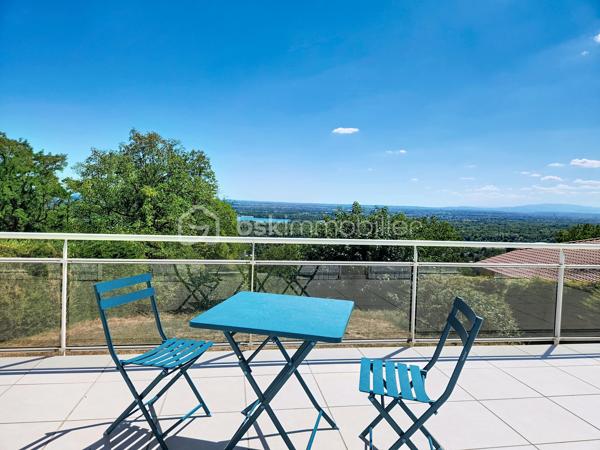 Découvrez cette charmante maison à Miribel, conjuguant espace et confort. Nichée dans un cadre paisible tout en étant proche des commodités urbaines, cette propriété de 135m² vous promet une qualité de vie exceptionnelle.

Cette belle propriété située dans une impasse, a été construite en 1979 avec une vue PANORAMIQUE + un SOUS SOL COMPLET dont un STUDIO sur une parcelle de TERRAIN DE 2 700 m2 

Une grande entrée avec couloir desservant les différents espaces

une cuisine indépendante avec porte-fenêtre donnant un accès direct à une GRANDE TERRASSE

un Salon/Salle à manger avec sa cheminée avec 2 portes-fenêtres donnant sur la terrasse 

3 chambres avec parquet et placard mural

une salle de bain avec fenêtre et placard mural

un WC indépendant

Huisseries Bois : double vitrage , volets bois

Système de chauffage et production d'eau chaude : Chauffage central fioul + cheminée

SOUS SOL sur dalle brute avec fenêtres comprenant un GRAND GARAGE et un STUDIO carrelé (entrée indépendante), avec cuisine ouverte équipée, douche à l'italienne et 3 baies vitrées aluminium avec volets roulants électriques PVC donnant sur le terrain, idéal pour un ADO ou pour LOUER

N'hésitez pas à me contacter pour la VISITER !

Les informations sur les risques auxquels ce bien est exposé sont disponibles sur le site Géorisques:
