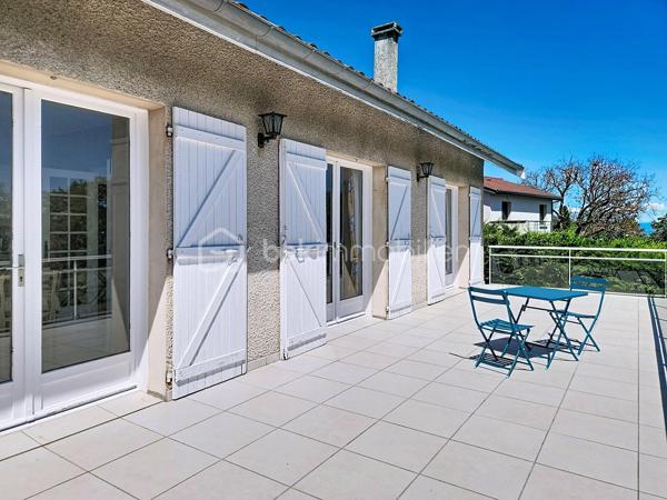 Découvrez cette charmante maison à Miribel, conjuguant espace et confort. Nichée dans un cadre paisible tout en étant proche des commodités urbaines, cette propriété de 135m² vous promet une qualité de vie exceptionnelle.

Cette belle propriété située dans une impasse, a été construite en 1979 avec une vue PANORAMIQUE + un SOUS SOL COMPLET dont un STUDIO sur une parcelle de TERRAIN DE 2 700 m2 

Une grande entrée avec couloir desservant les différents espaces

une cuisine indépendante avec porte-fenêtre donnant un accès direct à une GRANDE TERRASSE

un Salon/Salle à manger avec sa cheminée avec 2 portes-fenêtres donnant sur la terrasse 

3 chambres avec parquet et placard mural

une salle de bain avec fenêtre et placard mural

un WC indépendant

Huisseries Bois : double vitrage , volets bois

Système de chauffage et production d'eau chaude : Chauffage central fioul + cheminée

SOUS SOL sur dalle brute avec fenêtres comprenant un GRAND GARAGE et un STUDIO carrelé (entrée indépendante), avec cuisine ouverte équipée, douche à l'italienne et 3 baies vitrées aluminium avec volets roulants électriques PVC donnant sur le terrain, idéal pour un ADO ou pour LOUER

N'hésitez pas à me contacter pour la VISITER !

Les informations sur les risques auxquels ce bien est exposé sont disponibles sur le site Géorisques: