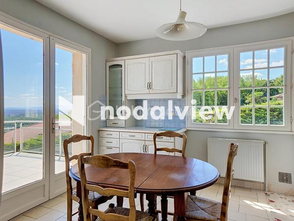 Découvrez cette charmante maison à Miribel, conjuguant espace et confort. Nichée dans un cadre paisible tout en étant proche des commodités urbaines, cette propriété de 135m² vous promet une qualité de vie exceptionnelle.

Cette belle propriété située dans une impasse, a été construite en 1979 avec une vue PANORAMIQUE + un SOUS SOL COMPLET dont un STUDIO sur une parcelle de TERRAIN DE 2 700 m2 

Une grande entrée avec couloir desservant les différents espaces

une cuisine indépendante avec porte-fenêtre donnant un accès direct à une GRANDE TERRASSE

un Salon/Salle à manger avec sa cheminée avec 2 portes-fenêtres donnant sur la terrasse 

3 chambres avec parquet et placard mural

une salle de bain avec fenêtre et placard mural

un WC indépendant

Huisseries Bois : double vitrage , volets bois

Système de chauffage et production d'eau chaude : Chauffage central fioul + cheminée

SOUS SOL sur dalle brute avec fenêtres comprenant un GRAND GARAGE et un STUDIO carrelé (entrée indépendante), avec cuisine ouverte équipée, douche à l'italienne et 3 baies vitrées aluminium avec volets roulants électriques PVC donnant sur le terrain, idéal pour un ADO ou pour LOUER

N'hésitez pas à me contacter pour la VISITER !

Les informations sur les risques auxquels ce bien est exposé sont disponibles sur le site Géorisques: