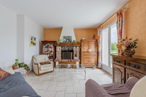 Découvrez cette charmante maison à Miribel, conjuguant espace et confort. Nichée dans un cadre paisible tout en étant proche des commodités urbaines, cette propriété de 135m² vous promet une qualité de vie exceptionnelle.

Cette belle propriété située dans une impasse, a été construite en 1979 avec une vue PANORAMIQUE + un SOUS SOL COMPLET dont un STUDIO sur une parcelle de TERRAIN DE 2 700 m2 

Une grande entrée avec couloir desservant les différents espaces

une cuisine indépendante avec porte-fenêtre donnant un accès direct à une GRANDE TERRASSE

un Salon/Salle à manger avec sa cheminée avec 2 portes-fenêtres donnant sur la terrasse 

3 chambres avec parquet et placard mural

une salle de bain avec fenêtre et placard mural

un WC indépendant

Huisseries Bois : double vitrage , volets bois

Système de chauffage et production d'eau chaude : Chauffage central fioul + cheminée

SOUS SOL sur dalle brute avec fenêtres comprenant un GRAND GARAGE et un STUDIO carrelé (entrée indépendante), avec cuisine ouverte équipée, douche à l'italienne et 3 baies vitrées aluminium avec volets roulants électriques PVC donnant sur le terrain, idéal pour un ADO ou pour LOUER

N'hésitez pas à me contacter pour la VISITER !

Les informations sur les risques auxquels ce bien est exposé sont disponibles sur le site Géorisques: