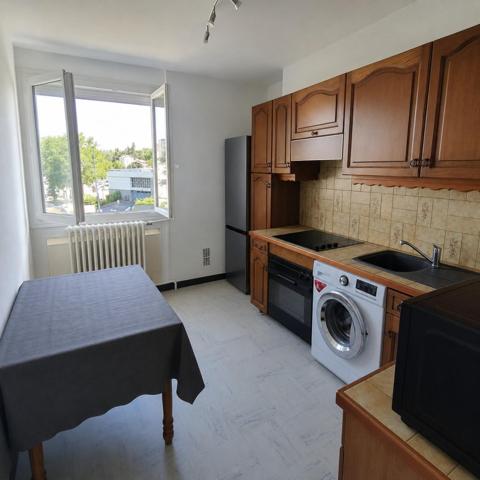 Appartement de type F4 situé à Saint-Etienne proche du HPL . Actuellement en location dans une copropriété sécurisé.