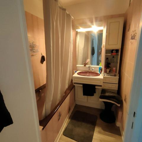 Appartement de type F4 situé à Saint-Etienne proche du HPL . Actuellement en location dans une copropriété sécurisé.
