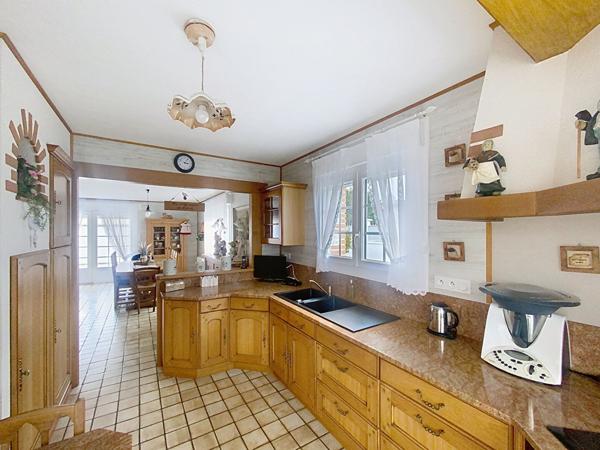 A vendre, maison de plain pied, 2 chambres, dépendances, garage, situé à L'Aiguillon La Presqu'ïle.