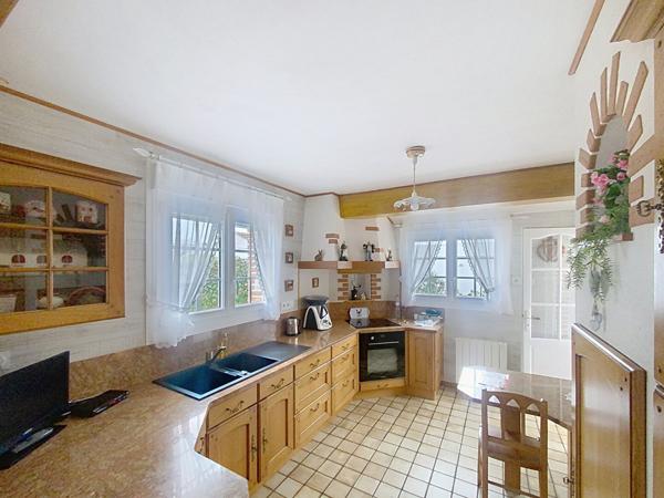 A vendre, maison de plain pied, 2 chambres, dépendances, garage, situé à L'Aiguillon La Presqu'ïle.