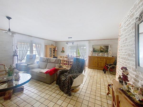 A vendre, maison de plain pied, 2 chambres, dépendances, garage, situé à L'Aiguillon La Presqu'ïle.