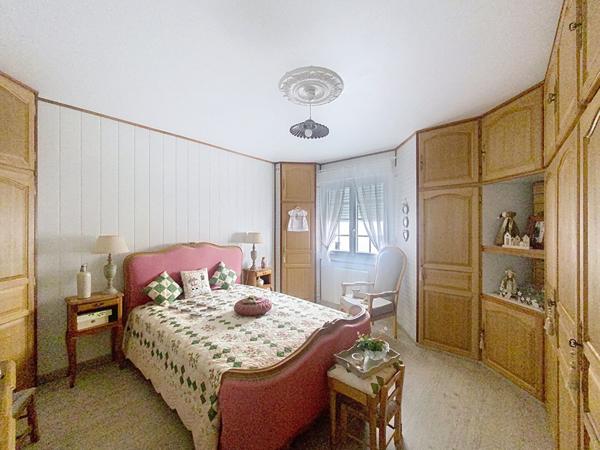 A vendre, maison de plain pied, 2 chambres, dépendances, garage, situé à L'Aiguillon La Presqu'ïle.