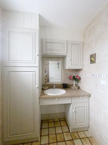 A vendre, maison de plain pied, 2 chambres, dépendances, garage, situé à L'Aiguillon La Presqu'ïle.