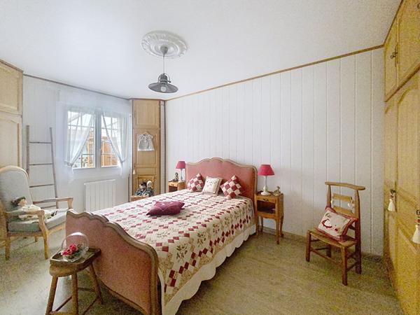 A vendre, maison de plain pied, 2 chambres, dépendances, garage, situé à L'Aiguillon La Presqu'ïle.