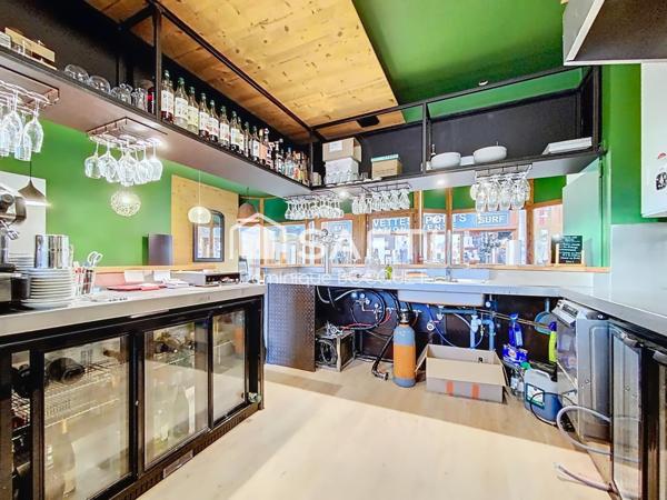 Murs commerciaux et local commercial à usage de bar-restaurant clé en main. galerie marchande d'une résidence de plus de 1000 logements au pied des pistes de ski