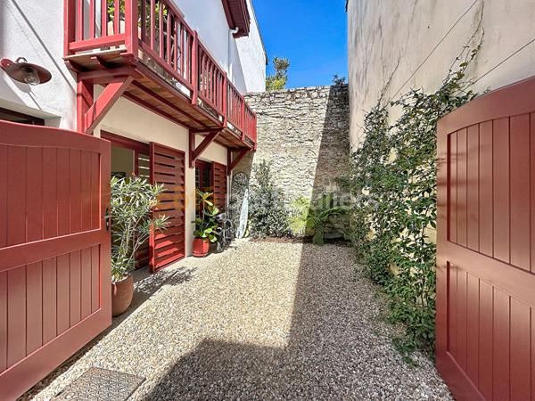Vente
                Maison124 m² - 4 Pièces -
                    BIARRITZ (64200)