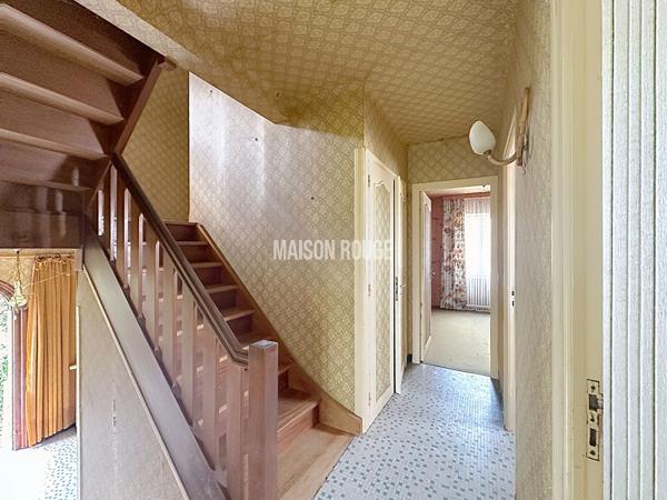 Maison en demi-niveaux, lumineuse, à repenser !