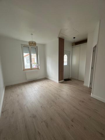 MAISON F2 EN TRÈS BON ÉTAT AVEC JARDIN PROCHE CENTRE-VILLE CHÂTELLERAULT Réf M.49